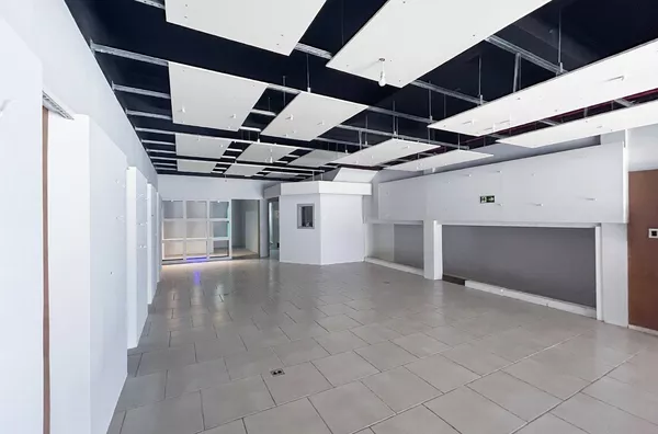 MOINHOS IMOBILIÁRIA aluga Loja  250m2 na Av. São Pedro 