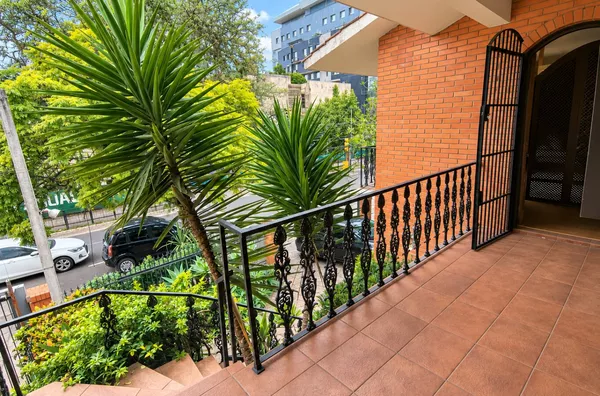  Moinhos Imobiliária vende | Ampla casa de 270 m² no Auxiliadora, com 3 dormitórios, suíte master e 2 vagas, em excelente localização