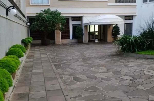 MOINHOS IMOBILIÁRIA amplo apto em prédio tradicional do Centro Histórico