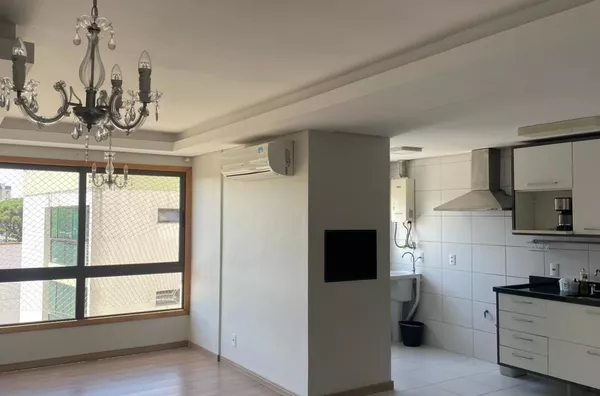 Moinhos Imobiliária aluga apartamento semimobiliado no Passo da Areia: 3 dormitórios (1 suíte), 2 vagas individuais e churrasqueira.