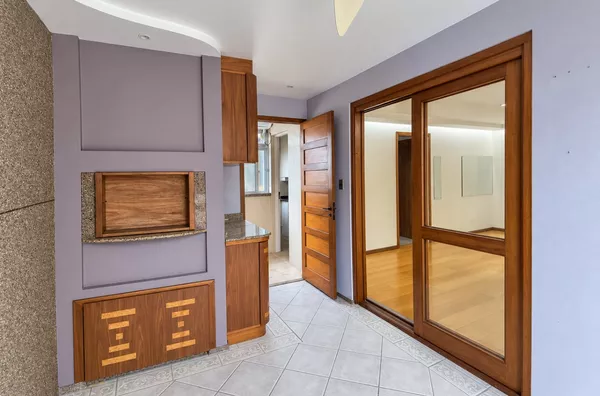 MOINHOS IMOBILIÁRIA VENDE | Amplo apartamento de 61,40m² privativos, 1 dorm. , churrasqueira, vaga e elevador no Higienópolis