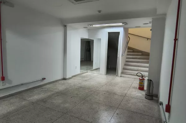 MOINHOS IMOBILIÁRIA aluga loja comercial 64m² c/subsolo -  Moinhos de Vento 