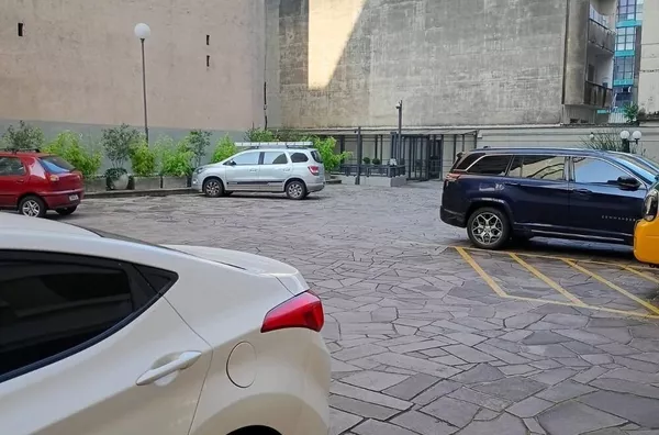 MOINHOS IMOBILIÁRIA amplo apto em prédio tradicional do Centro Histórico