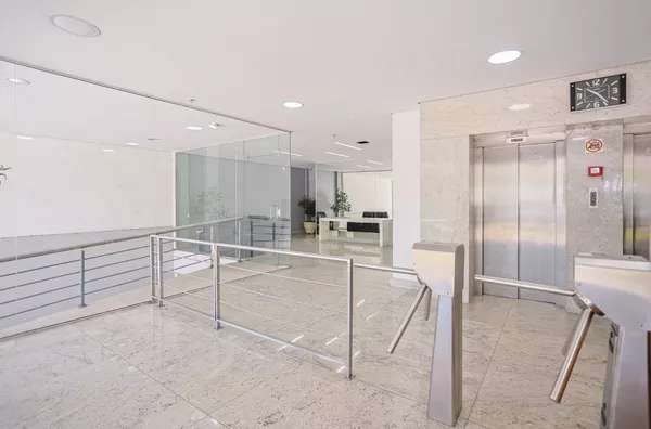 Moinhos imobiliária aluga sala comercial com 90m² na Carlos Gomes