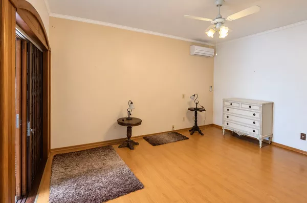Moinhos Imobiliária vende | Ampla casa de 270 m² no Auxiliadora, com 3 dormitórios, suíte master e 2 vagas, em excelente localização - Foto 6