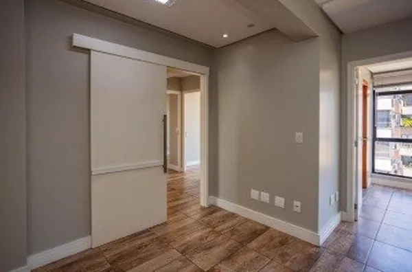Moinhos imobiliária aluga sala comercial com 90m² na Carlos Gomes