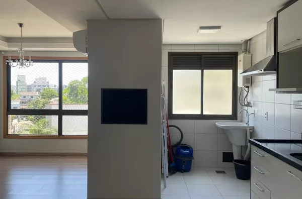 Moinhos Imobiliária aluga apartamento semimobiliado no Passo da Areia: 3 dormitórios (1 suíte), 2 vagas individuais e churrasqueira.