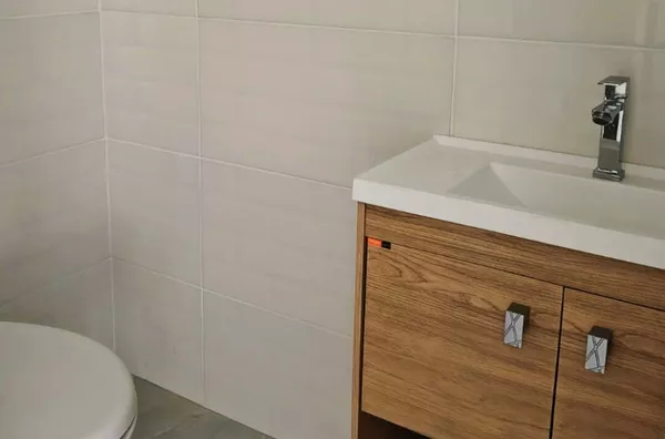 MOINHOS IMOBILIÁRIA  aluga loja reformada na Av. Praia de Belas