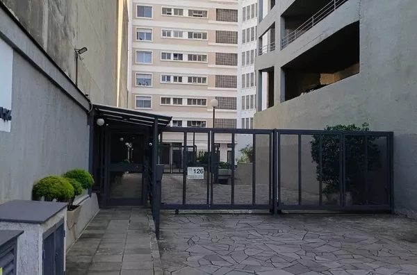 MOINHOS IMOBILIÁRIA amplo apto em prédio tradicional do Centro Histórico