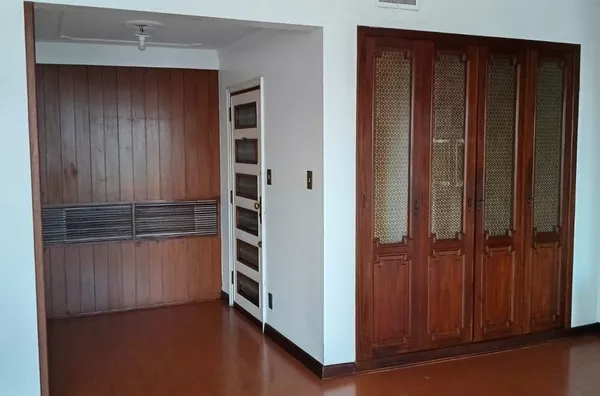 MOINHOS IMOBILIÁRIA amplo apto em prédio tradicional do Centro Histórico