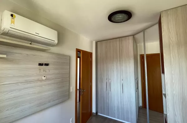 Moinhos Imobiliária aluga apartamento semimobiliado no Passo da Areia: 3 dormitórios (1 suíte), 2 vagas individuais e churrasqueira.
