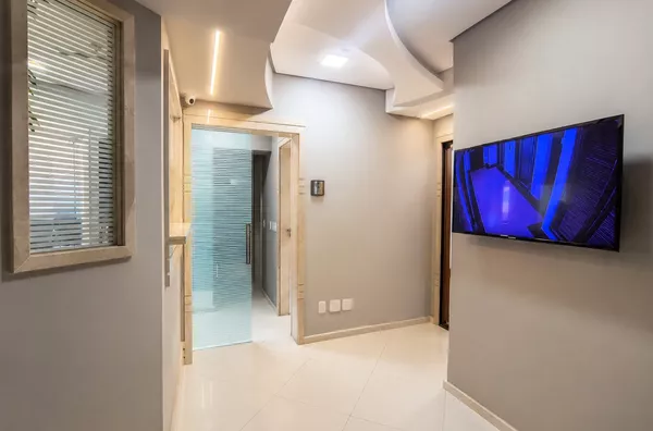 MOINHOS IMOBILIÁRIA ALUGA | Ampla Sala Comercial de 214,93m² no Três Figueiras