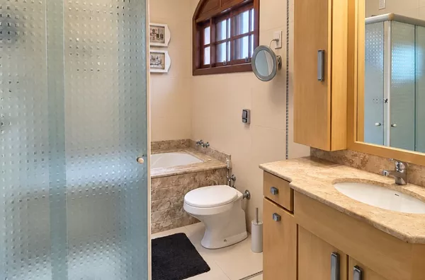 Moinhos Imobiliária vende | Ampla casa de 270 m² no Auxiliadora, com 3 dormitórios, suíte master e 2 vagas, em excelente localização - Foto 7