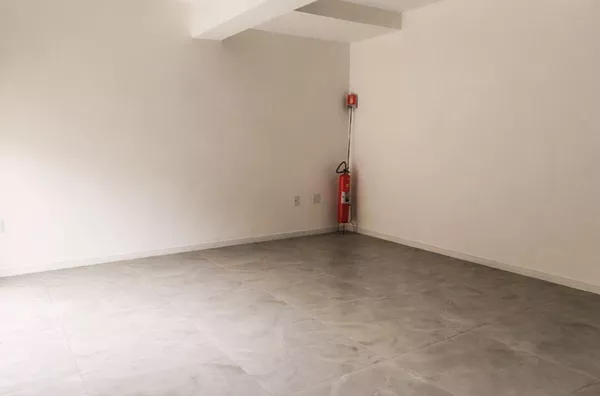 MOINHOS IMOBILIÁRIA  aluga loja reformada na Av. Praia de Belas