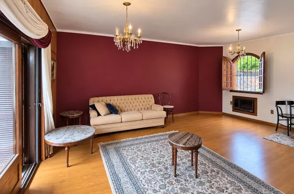  Moinhos Imobiliária vende | Ampla casa de 270 m² no Auxiliadora, com 3 dormitórios, suíte master e 2 vagas, em excelente localização