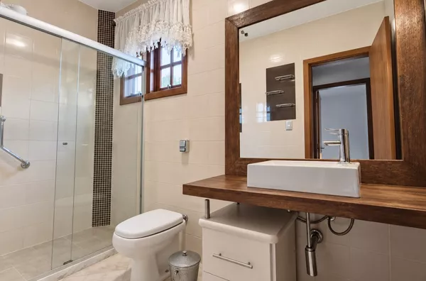  Moinhos Imobiliária vende | Ampla casa de 270 m² no Auxiliadora, com 3 dormitórios, suíte master e 2 vagas, em excelente localização