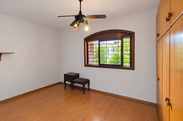 Moinhos Imobiliária vende | Ampla casa de 270 m² no Auxiliadora, com 3 dormitórios, suíte master e 2 vagas, em excelente localização - Foto 9