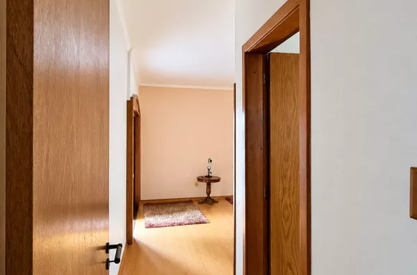  Moinhos Imobiliária vende | Ampla casa de 270 m² no Auxiliadora, com 3 dormitórios, suíte master e 2 vagas, em excelente localização