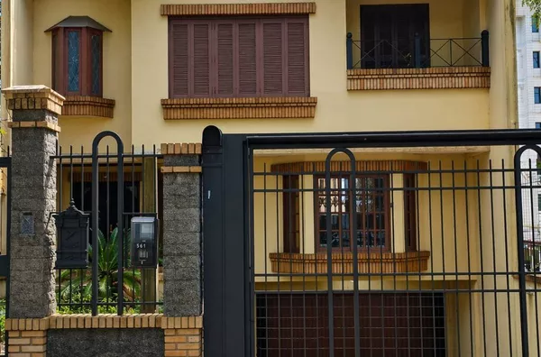 MOINHOS IMOBILIÁRIA aluga excelente casa próximo Orla do Guaíba