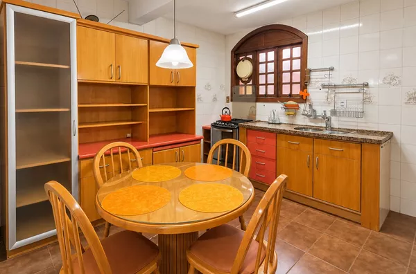 Moinhos Imobiliária vende | Ampla casa de 270 m² no Auxiliadora, com 3 dormitórios, suíte master e 2 vagas, em excelente localização - Foto 15