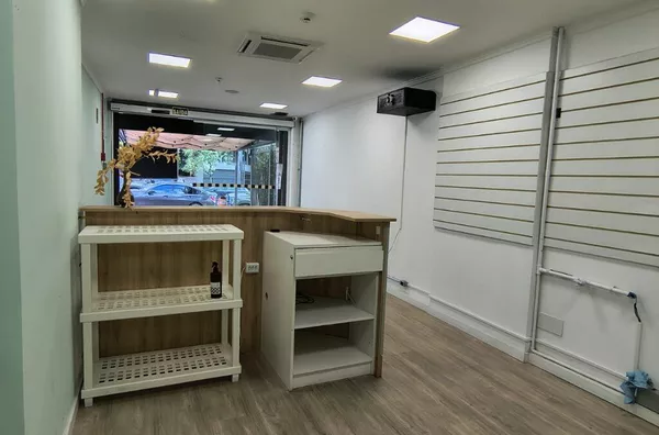 MOINHOS IMOBILIÁRIA aluga loja comercial 64m² c/subsolo -  Moinhos de Vento 