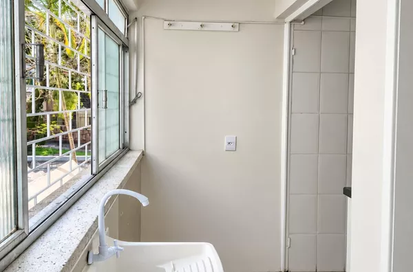 Moinhos Imobiliária Aluga | Excelente apartamento de 2 dorm.  72,79 m² privativos e vaga no Higienópolis
