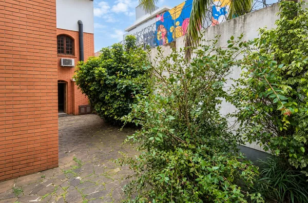 Moinhos Imobiliária vende | Ampla casa de 270 m² no Auxiliadora, com 3 dormitórios, suíte master e 2 vagas, em excelente localização - Foto 17