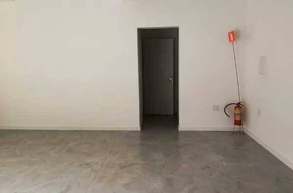 MOINHOS IMOBILIÁRIA  aluga loja reformada na Av. Praia de Belas