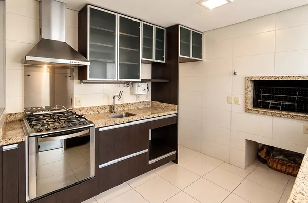 MOINHOS IMOBILIÁRIA VENDE | Apartamento de 99 m² com lareira, churrasqueira, 2 suítes e 2 vagas no Mont Serrat - Foto 3