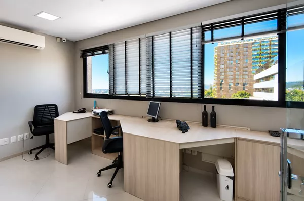 MOINHOS IMOBILIÁRIA ALUGA | Ampla Sala Comercial de 214,93m² no Três Figueiras