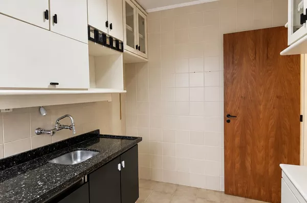 MOINHOS IMOBILIÁRIA VENDE | Amplo apartamento de 61,40m² privativos, 1 dorm. , churrasqueira, vaga e elevador no Higienópolis