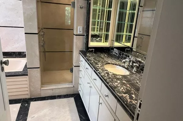 Moinhos Imobiliária aluga apto 261m² no Ed. Trocadero, Moinhos de Vento