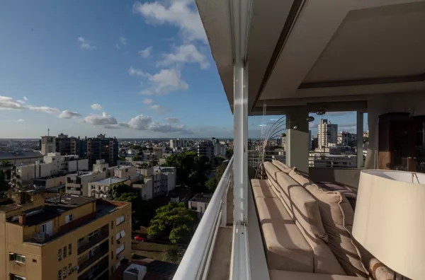 MOINHOS IMOBILIÁRIA vende excelente apto andar alto com vista e ensolarado