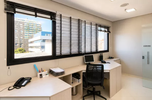 MOINHOS IMOBILIÁRIA ALUGA | Ampla Sala Comercial de 214,93m² no Três Figueiras