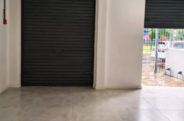 MOINHOS IMOBILIÁRIA  aluga loja reformada na Av. Praia de Belas