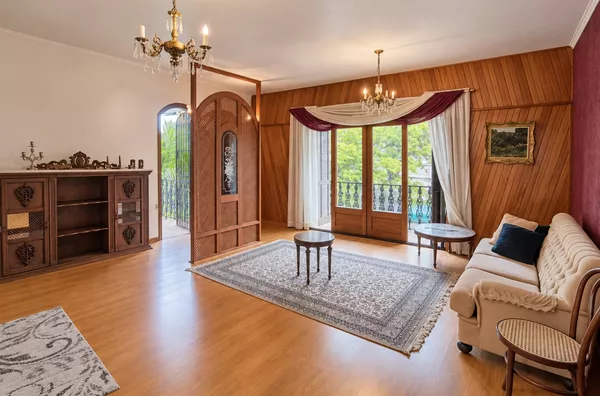  Moinhos Imobiliária vende | Ampla casa de 270 m² no Auxiliadora, com 3 dormitórios, suíte master e 2 vagas, em excelente localização
