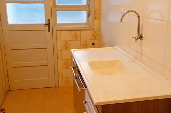 MOINHOS IMOBILIÁRIA aluga apartamento 40m²  próx. Orla 