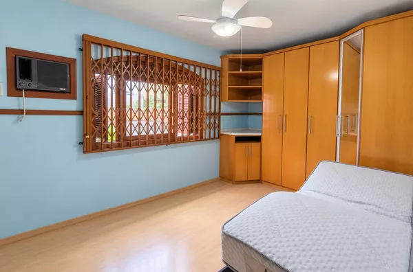 Moinhos Imobiliária vende | Ampla casa de 270 m² no Auxiliadora, com 3 dormitórios, suíte master e 2 vagas, em excelente localização - Foto 10