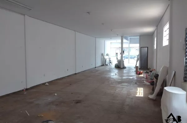 Prédio Comercial com 2 Salões e 2 Apartamentos