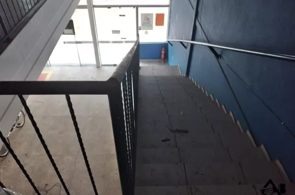 Prédio Comercial com 2 Salões e 2 Apartamentos