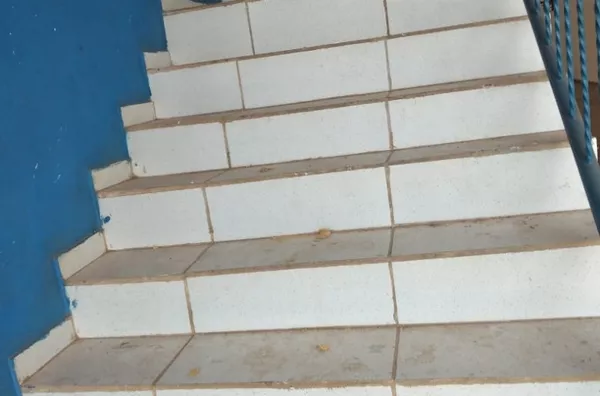 Prédio Comercial com 2 Salões e 2 Apartamentos