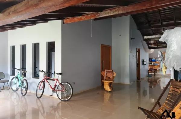 Casa bem Localizada com um Barracão  Inacabado!