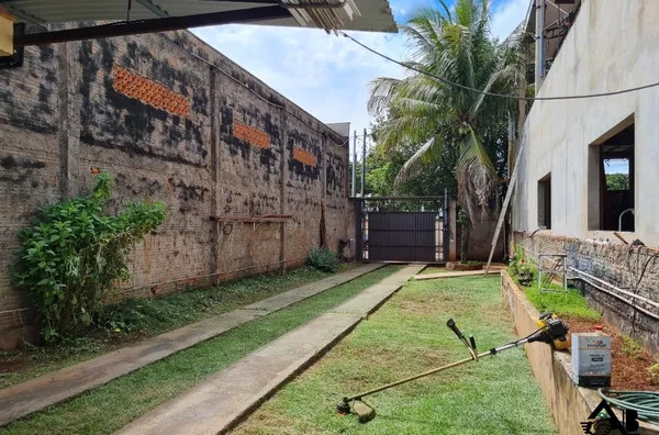 Casa bem Localizada com um Barracão  Inacabado!