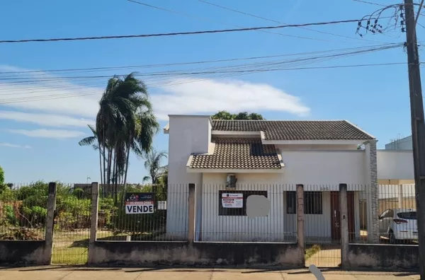 Casa a Venda com 150 metros em 2 terrenos de 15x45 em boa localização!