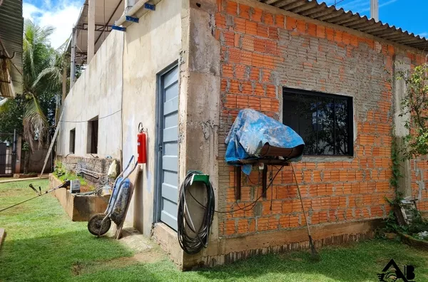 Casa bem Localizada com um Barracão  Inacabado!