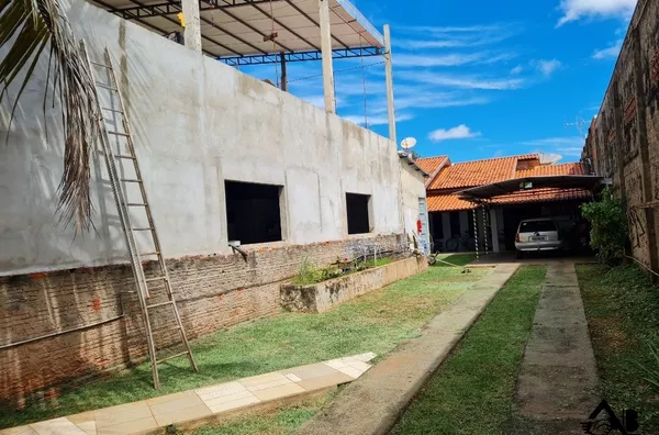 Casa bem Localizada com um Barracão  Inacabado!