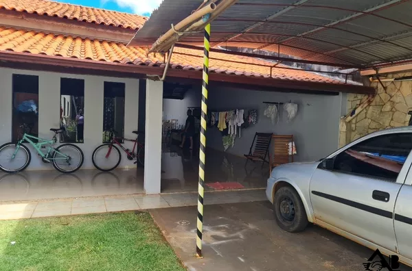 Casa bem Localizada com um Barracão  Inacabado!