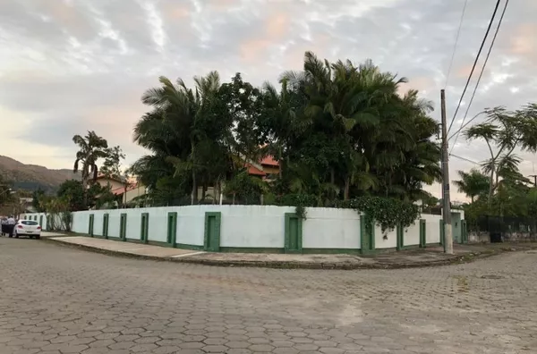 Casa espaçosa e bem localizada no Santa Mônica