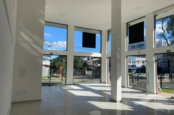 Loja com 100² de esquina no Água Verde para locação