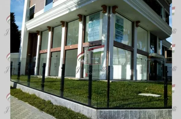 Loja com 100² de esquina no Água Verde para locação
